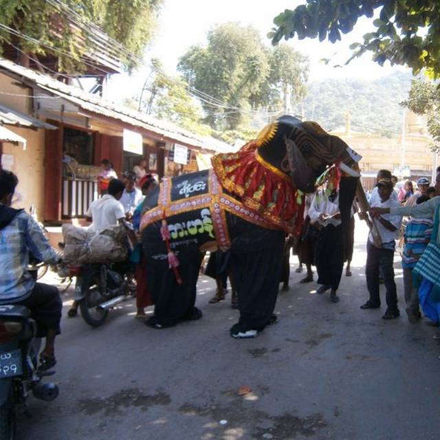 Voyage en Birmanie - Danse de l'éléphant